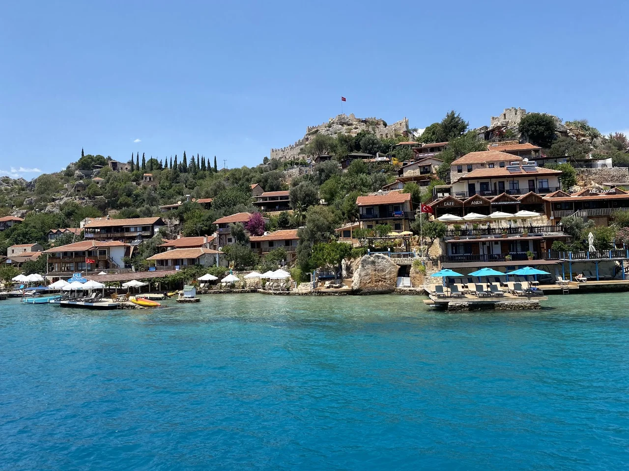 Kalek&ouml;y kıyısındaki evler ve deniz