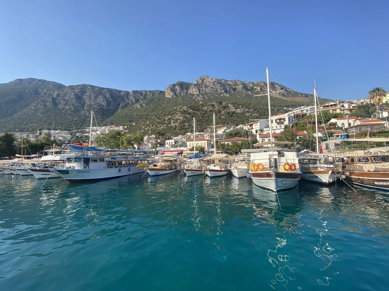 Kaş Limanı, kıyı yerleşimi ve arkasındaki dağlar
