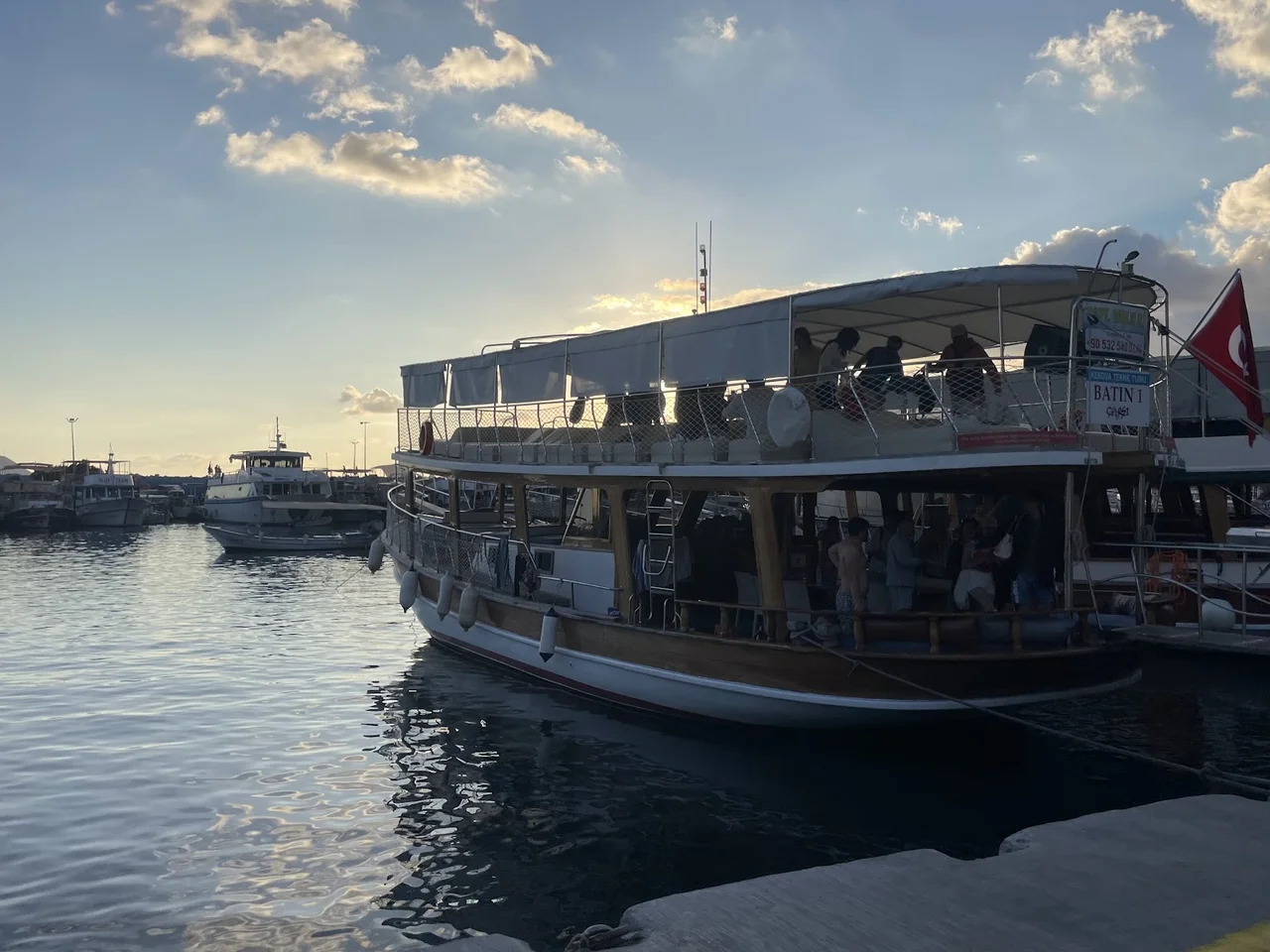 Kaş Limanı&rsquo;nda akşam ışığında tekne