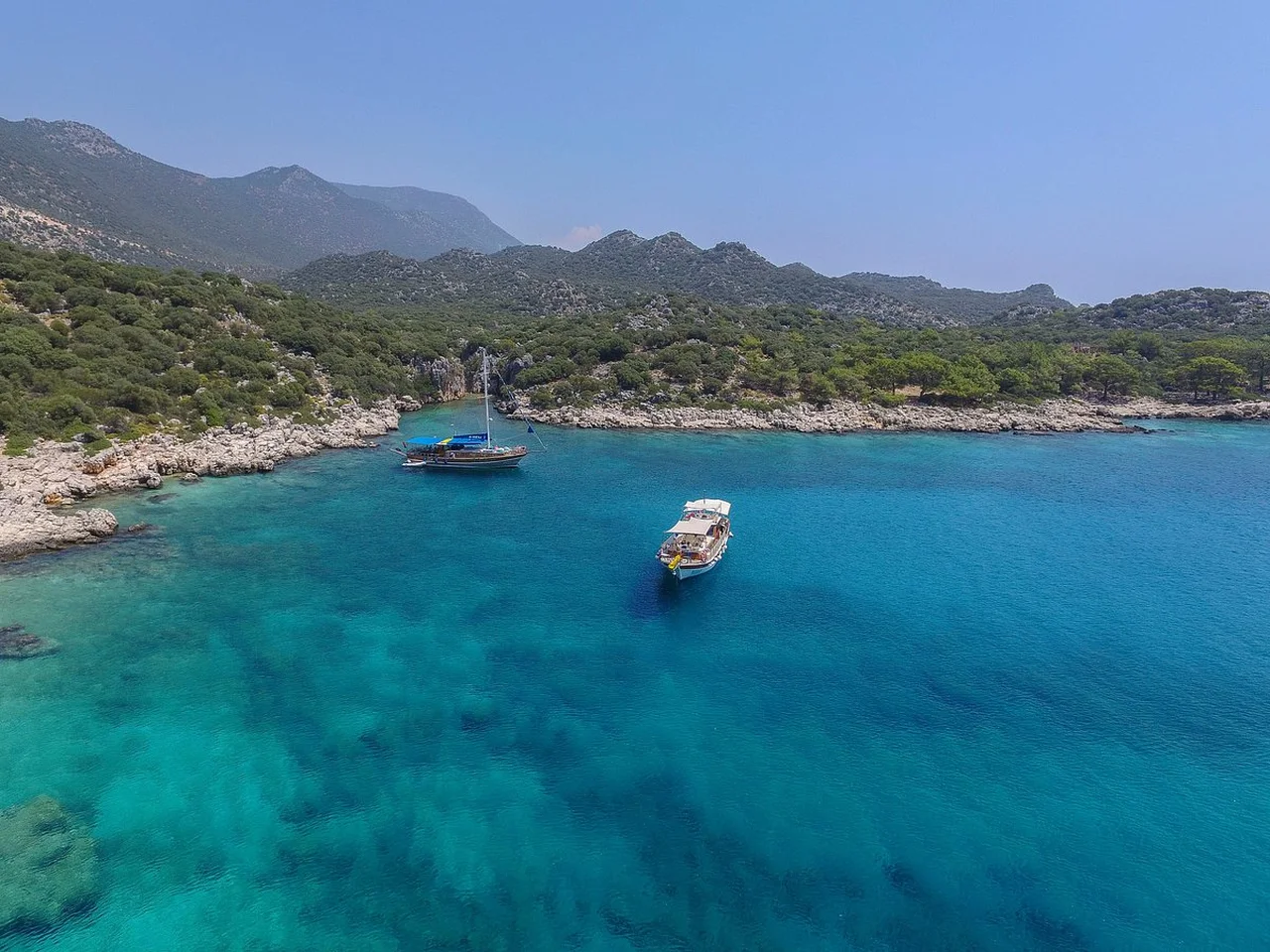 Kaş kıyılarında turkuaz koy ve tekneler