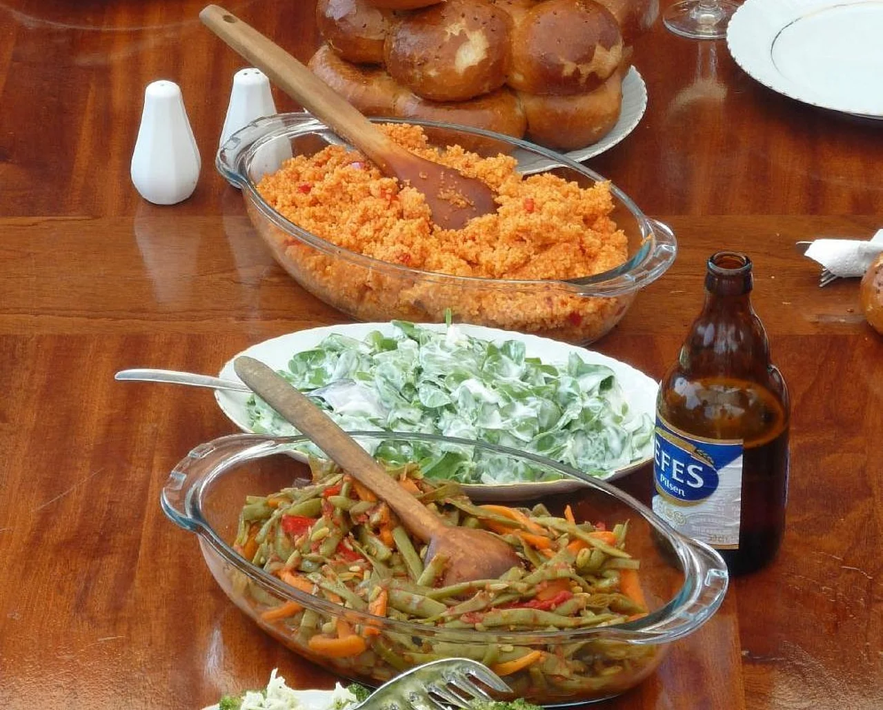 Teknede yemek servisi ve meze &ccedil;eşitleri