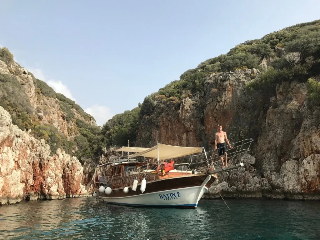 Batın 2 船在 İnönü 海湾