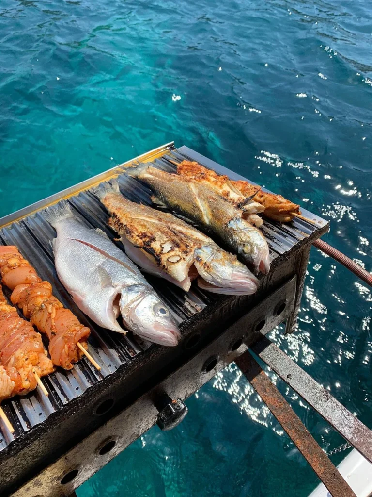دجاج وسمك يتم تحضيرهما على القارب