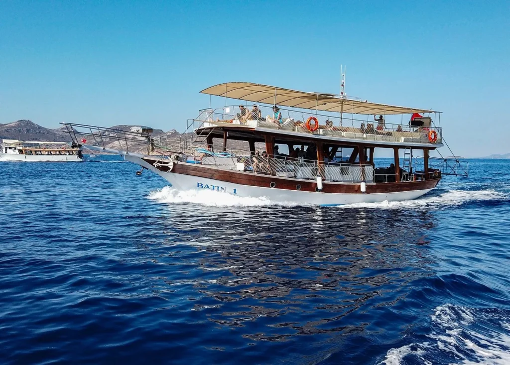 Boot Batın 1 segelt auf See