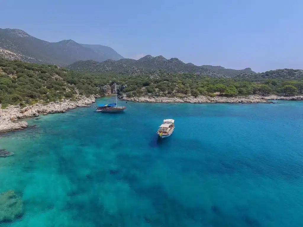 Kekova kıyısında turkuaz deniz ve koylar